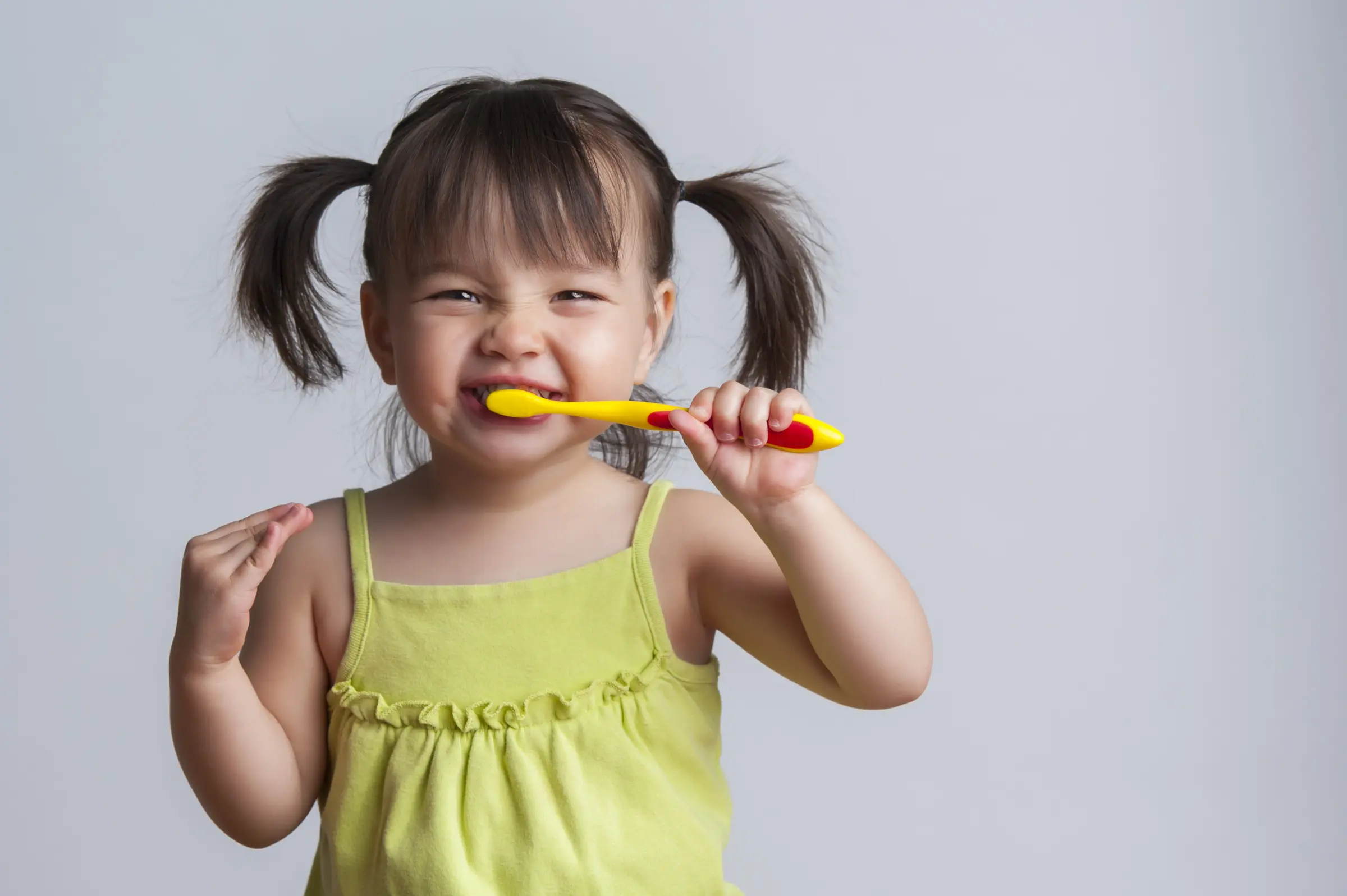 kids brushing teeth, how long should kids brush their teeth, how to brush your teeth for kids, kid brushing teeth, kids who don't brush their teeth, how to get your kid to brush his teeth